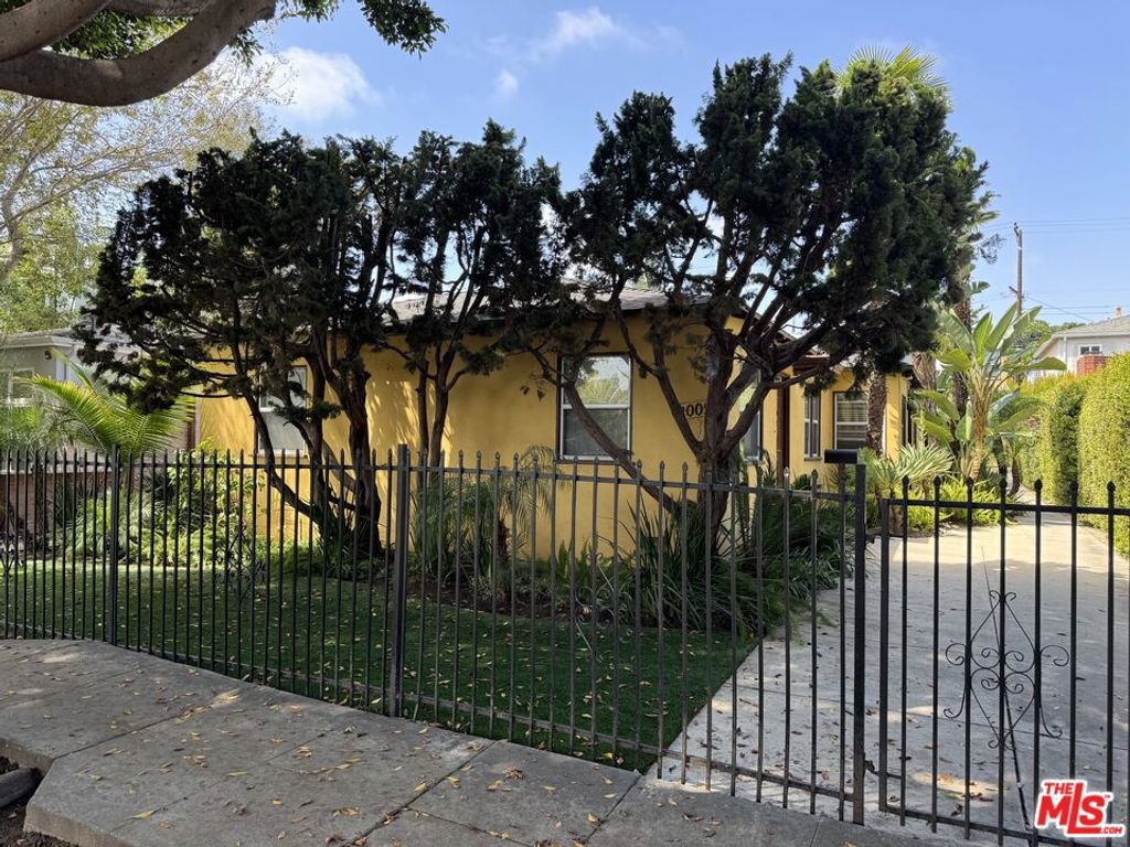 2005 Oak Street, Santa Monica, CA 90405