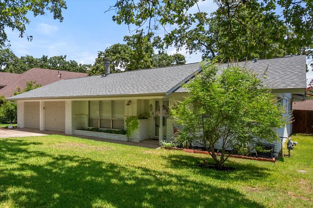 1004 Trailwood Drive, Hurst, TX 76053