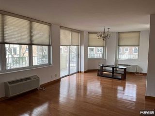 200 Grand Cove Way 2A, Edgewater, NJ 07020