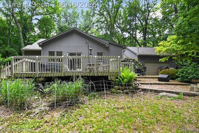 2300 Stoney Bluff, Milford, MI 48381