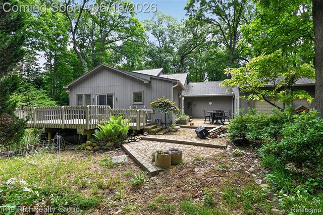 2300 Stoney Bluff, Milford, MI 48381