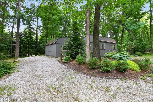 2300 Stoney Bluff, Milford, MI 48381