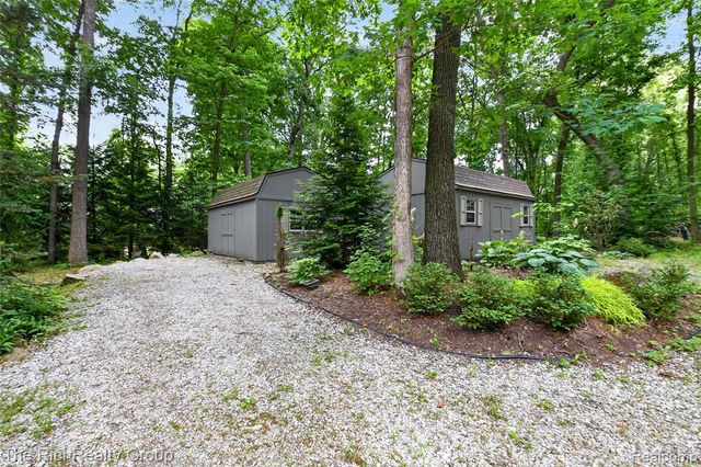 2300 Stoney Bluff, Milford, MI 48381