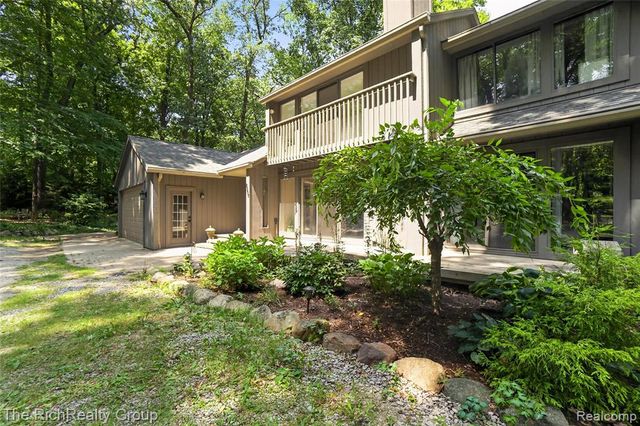 2300 Stoney Bluff, Milford, MI 48381