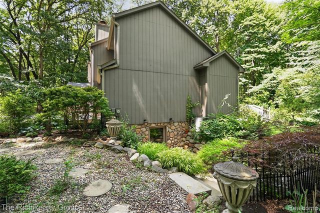 2300 Stoney Bluff, Milford, MI 48381