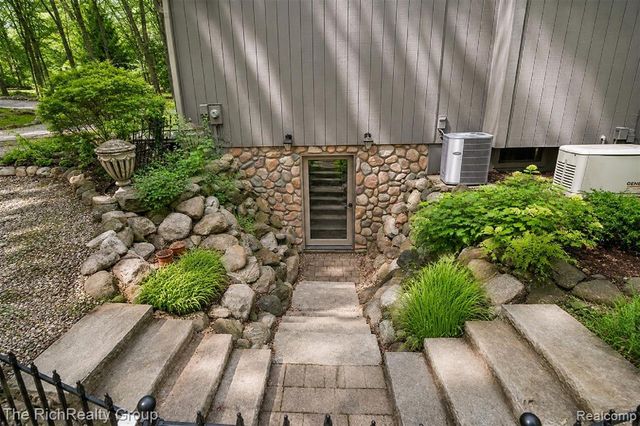 2300 Stoney Bluff, Milford, MI 48381