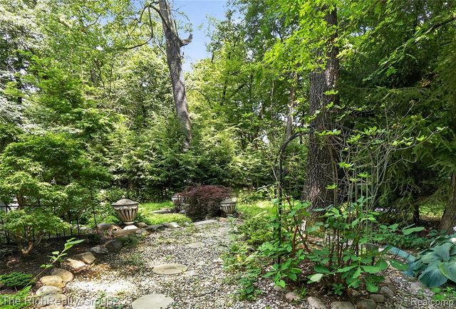 2300 Stoney Bluff, Milford, MI 48381