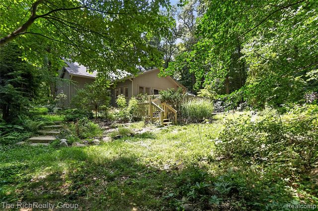 2300 Stoney Bluff, Milford, MI 48381
