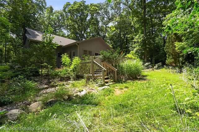 2300 Stoney Bluff, Milford, MI 48381