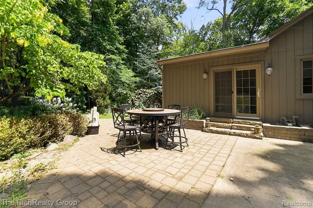 2300 Stoney Bluff, Milford, MI 48381