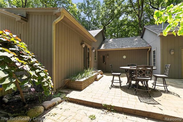 2300 Stoney Bluff, Milford, MI 48381