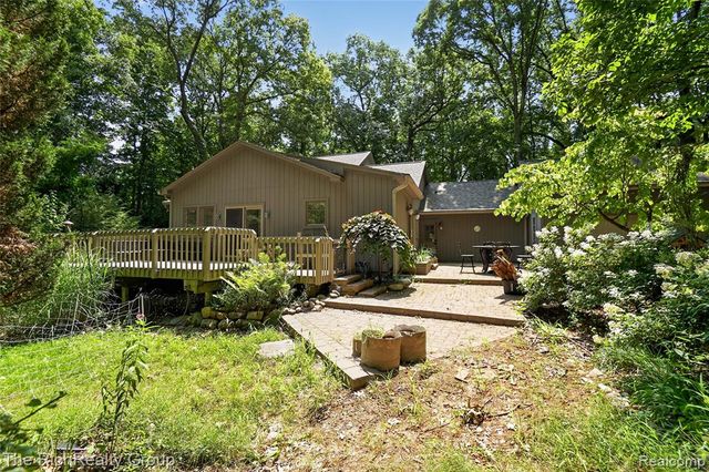 2300 Stoney Bluff, Milford, MI 48381
