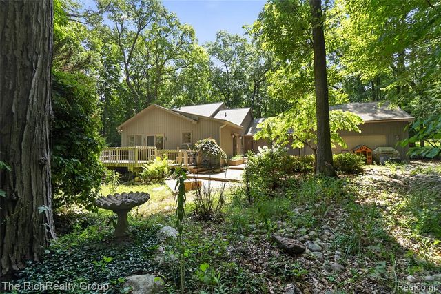 2300 Stoney Bluff, Milford, MI 48381