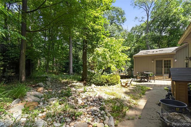 2300 Stoney Bluff, Milford, MI 48381