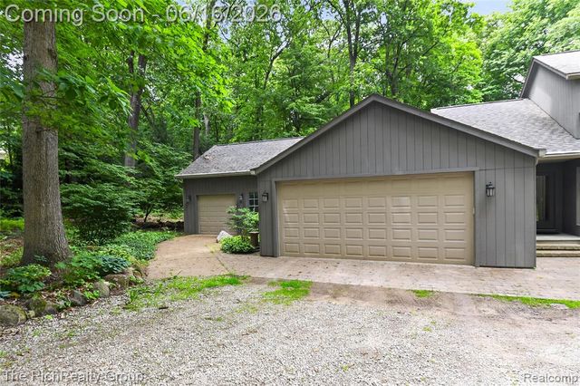 2300 Stoney Bluff, Milford, MI 48381