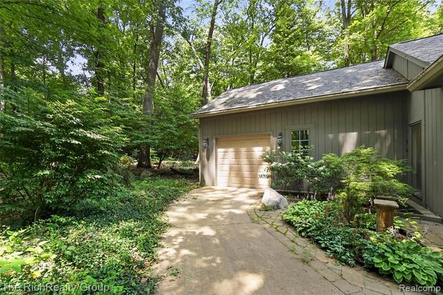 2300 Stoney Bluff, Milford, MI 48381