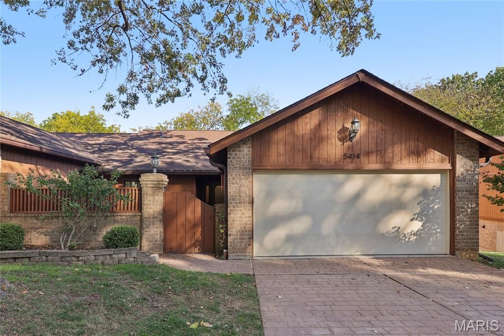 5414 Village Courtway Lane, St Louis, MO 63128