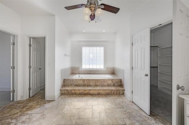 10105 NW River Hills Drive, Parkville, MO 64152