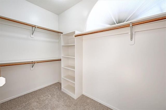 10105 NW River Hills Drive, Parkville, MO 64152