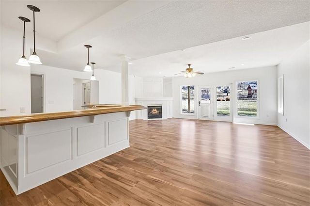 10105 NW River Hills Drive, Parkville, MO 64152