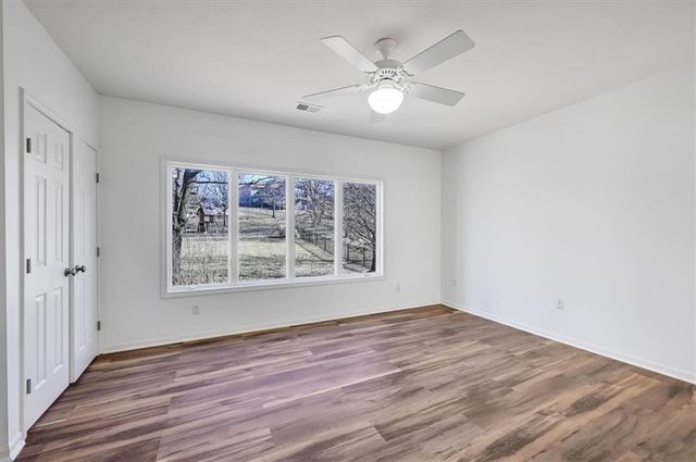 10105 NW River Hills Drive, Parkville, MO 64152