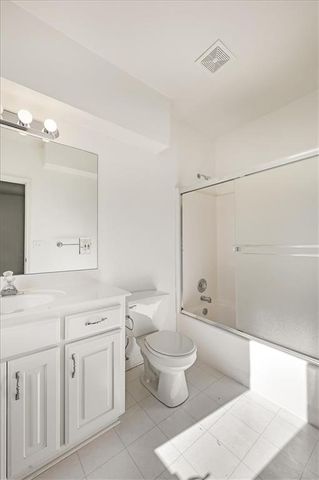 10105 NW River Hills Drive, Parkville, MO 64152