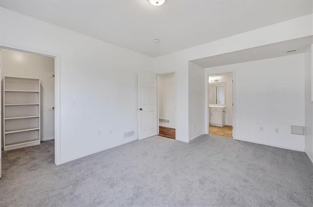 10105 NW River Hills Drive, Parkville, MO 64152