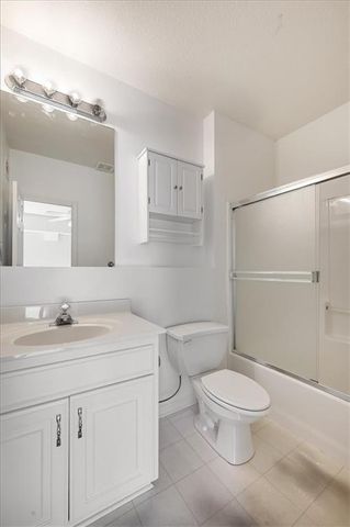 10105 NW River Hills Drive, Parkville, MO 64152