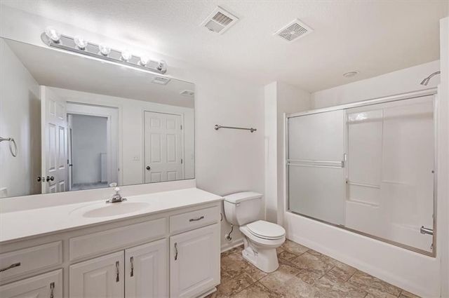 10105 NW River Hills Drive, Parkville, MO 64152