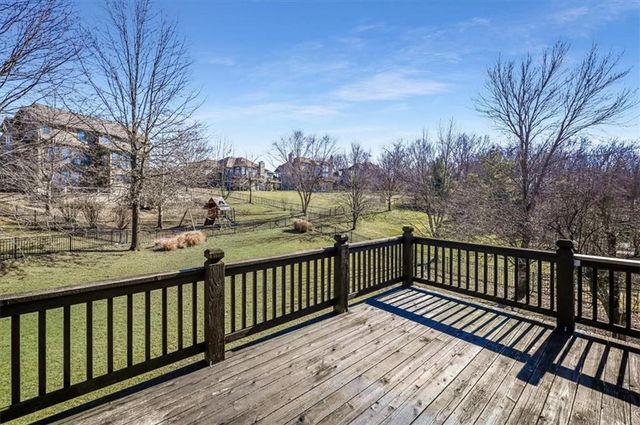 10105 NW River Hills Drive, Parkville, MO 64152