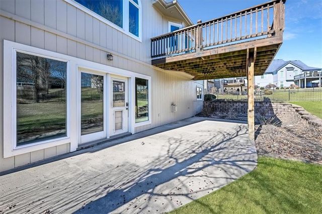 10105 NW River Hills Drive, Parkville, MO 64152