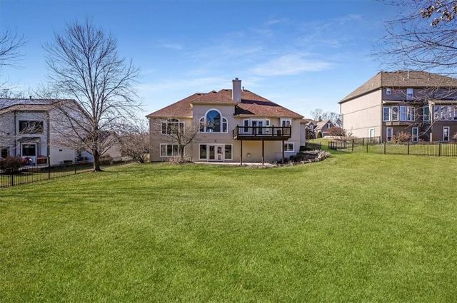 10105 NW River Hills Drive, Parkville, MO 64152