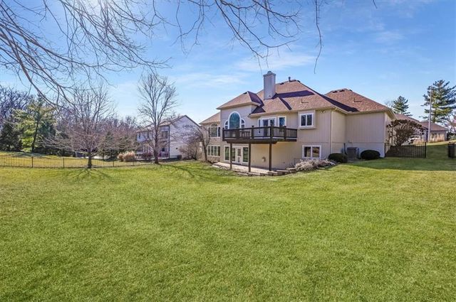 10105 NW River Hills Drive, Parkville, MO 64152