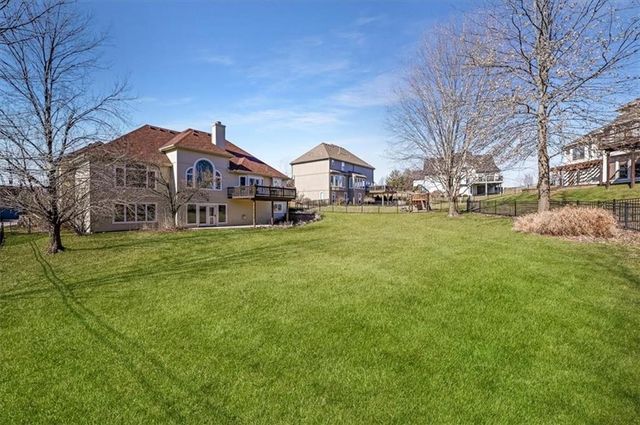 10105 NW River Hills Drive, Parkville, MO 64152