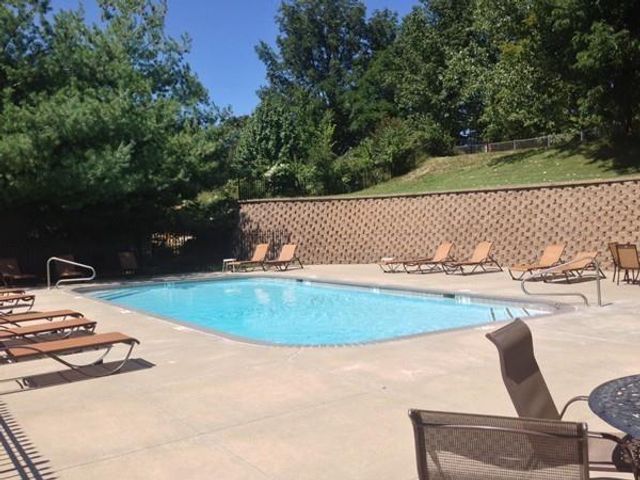 10105 NW River Hills Drive, Parkville, MO 64152