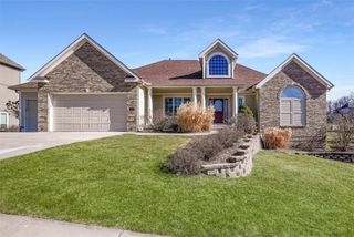 10105 NW River Hills Drive, Parkville, MO 64152