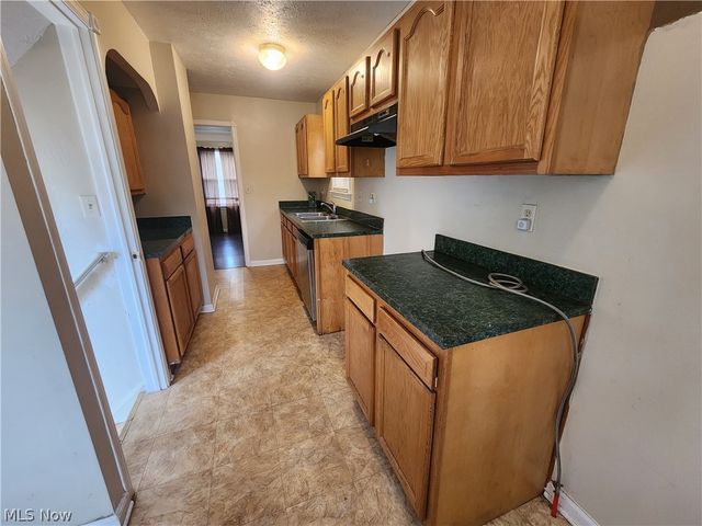 1517 Larchmont Road, Cleveland, OH 44110