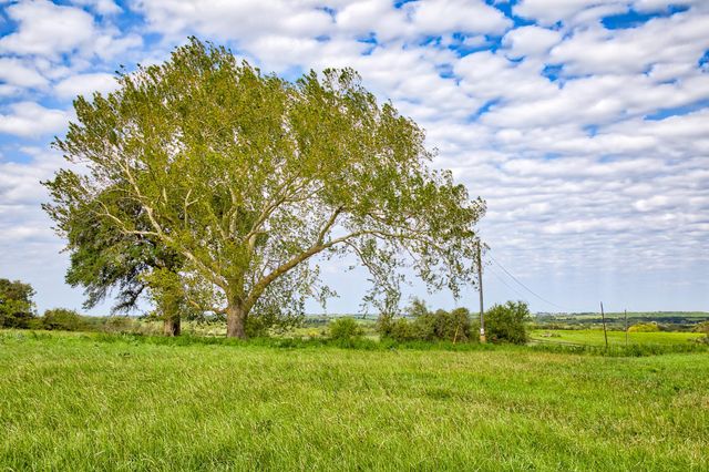 13041 Seydler Rd, Weimar, TX 78962
