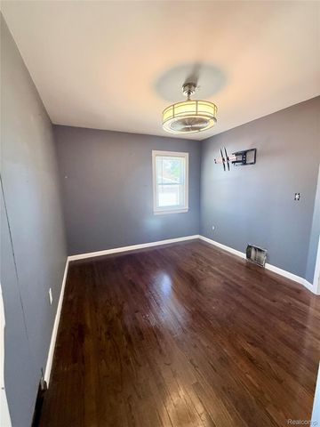 252 W Rutgers Avenue, Pontiac, MI 48340