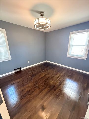 252 W Rutgers Avenue, Pontiac, MI 48340