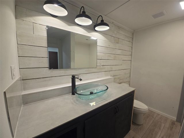 1045 Vine Drive, Angleton, TX 77515