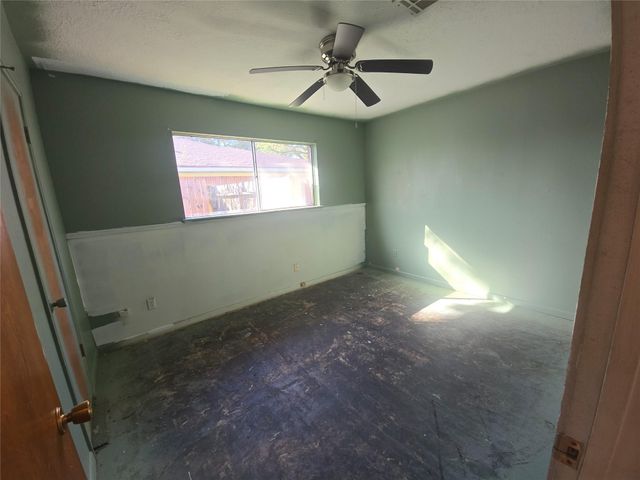 1045 Vine Drive, Angleton, TX 77515