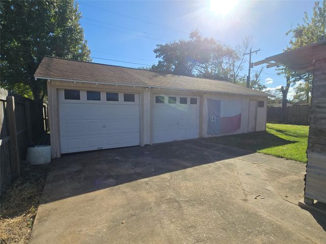 1045 Vine Drive, Angleton, TX 77515