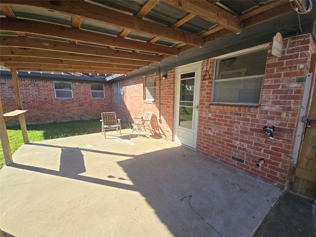 1045 Vine Drive, Angleton, TX 77515