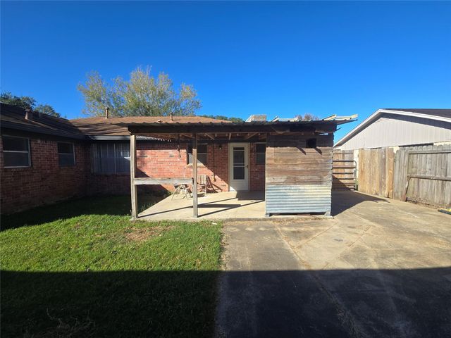 1045 Vine Drive, Angleton, TX 77515