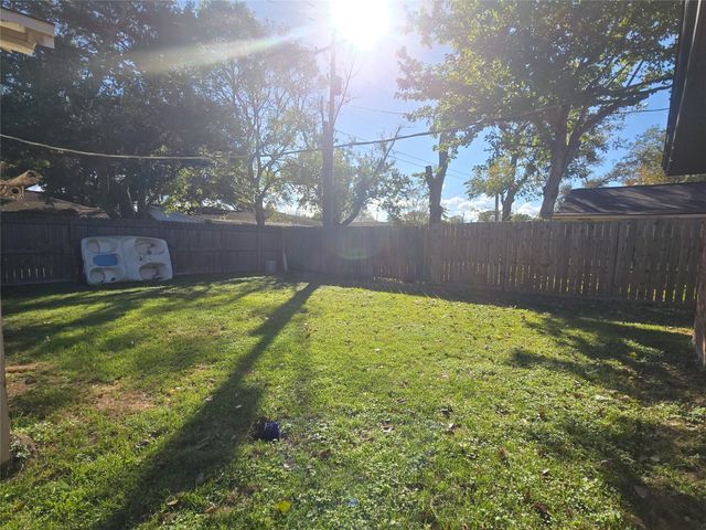 1045 Vine Drive, Angleton, TX 77515