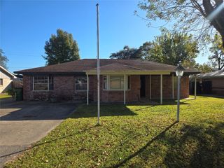 1045 Vine Drive, Angleton, TX 77515