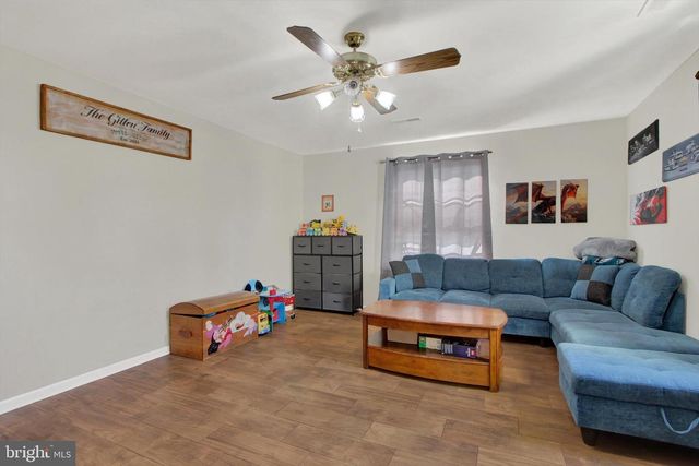 3332 GLEN HOLLOW DR, Dover, PA 17315