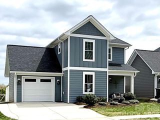 2636 2nd Street NE, Hickory, NC 28601