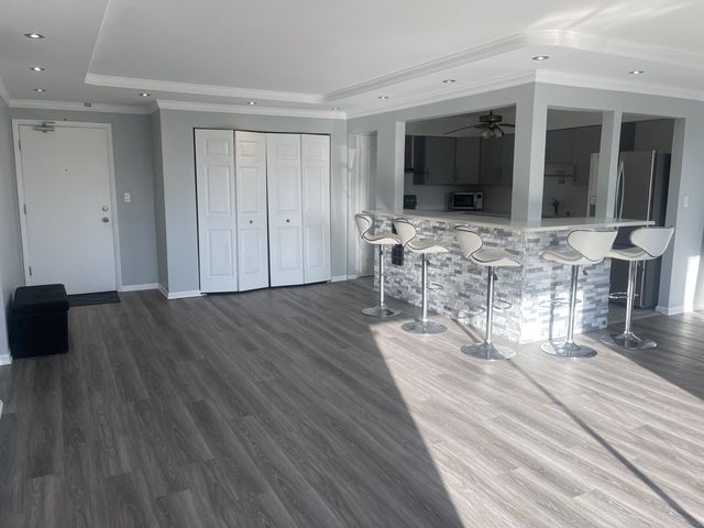 9445 KENTON Avenue 206, Skokie, IL 60076